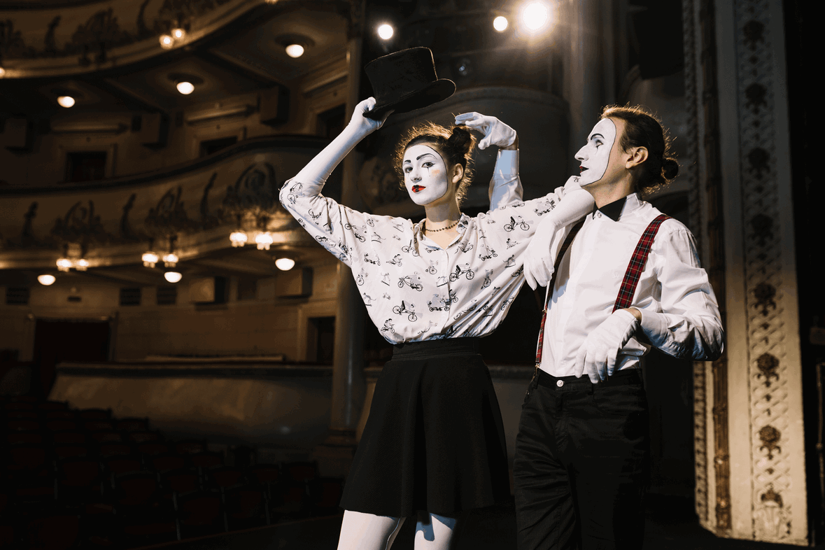 Руководитель театрального коллектива